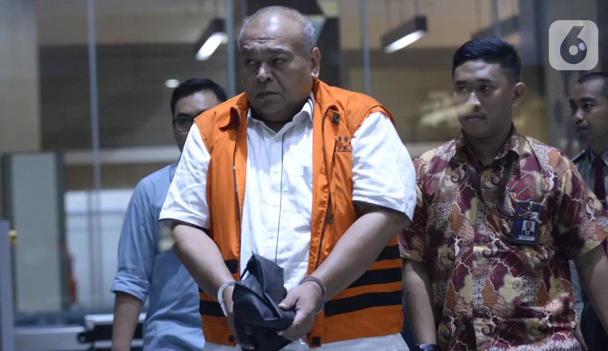 Kontraktor, Muhammad Yamin Kahar dikawal petugas usai menjalani pemeriksaan penyidik di Gedung KPK, Jakarta, Rabu (22/01/2020). Yamin Kahar resmi ditahan untuk mempermudah pemeriksaan terkait suap proyek Jembatan dan pembangunan Masjid Solok senilai Rp 69,8 miliar. (merdeka.com/Dwi Narwoko)