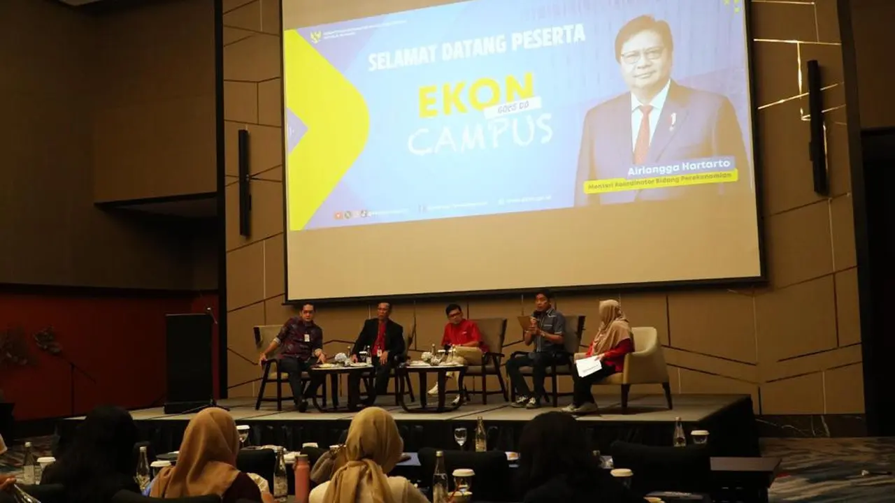 Menteri Koordinator Bidang Perekonomian Airlangga Hartarto yang menyampaikan keynote speech secara virtual dalam acara EKON Goes to Campus di Bandung