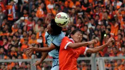Gelandang Persija, Adam Alis (kanan) berebut bola dengan pemain Persela saat laga uji coba di Stadion GBK Jakarta, Minggu (1/3/2015). Persija kalah 0-1 dari Persela. (Liputan6.com/Helmi Fithriansyah)