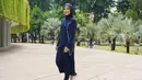 Gaya OOTD Natasha Rizky dengan busana olahraga muslim ini juga tak luput dari sorotan netizen. Tampil dalam busana berwarna navy, penampilan istri Desta ini bahkan banjir pujian. (Liputan6.com/IG/@natasharizkynew)