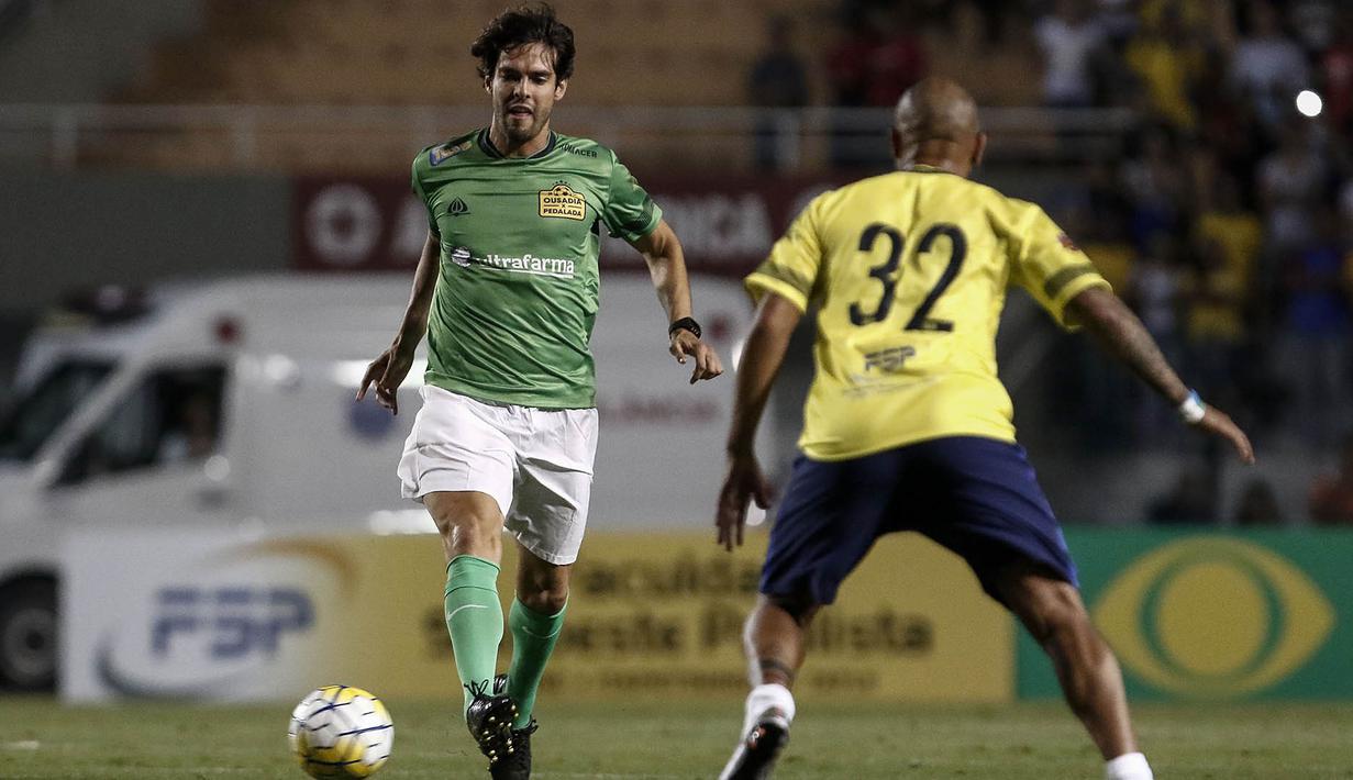 Gelandang legendaris Brasil, Kaka, berusaha melewati lawannya pada laga amal. Seluruh pendapatan dari pertandingan amal ini akan didonasikan bagi para korban jatuhnya pesawat yang mengangkut skuat Chapecoense. (AFP/Miguel Schincariol)
