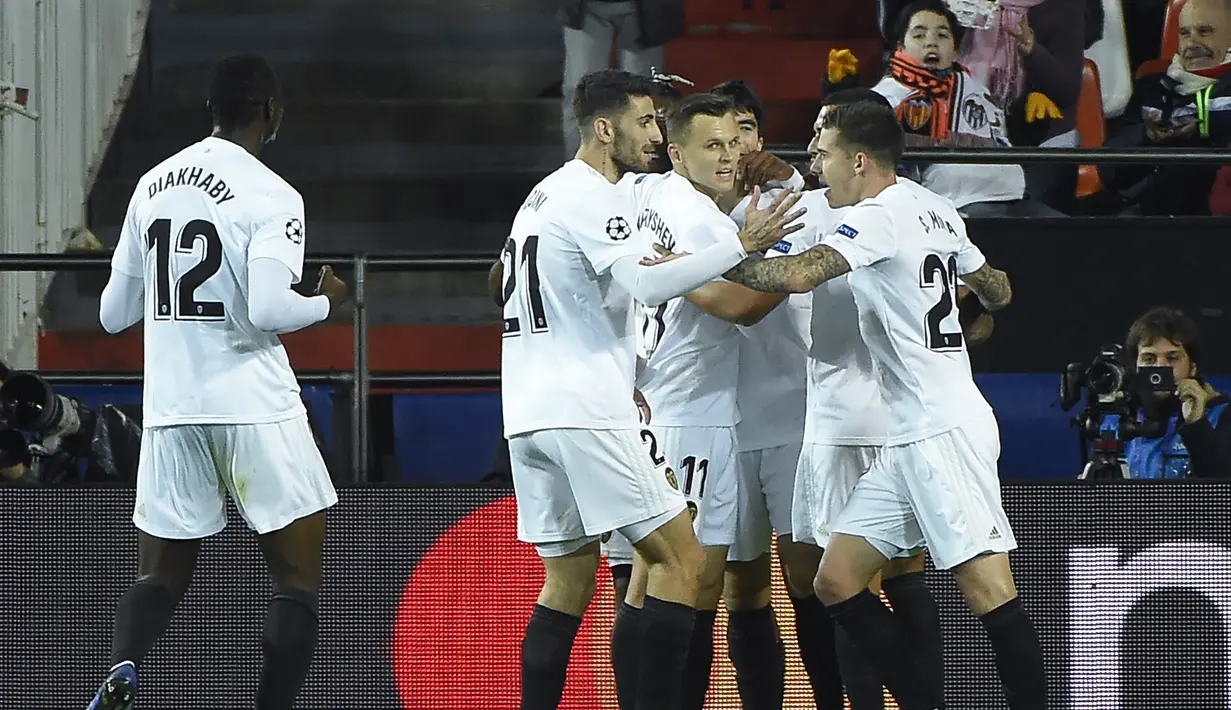 Selebrasi para pemain Valencia usai Carlos Soler mencetak gol ke gawang De Gea pada laga terakhir grup H Liga Champions yang berlangsung di stadion Mestalla, Valencia, Rabu (13/12). Manchester United kalah 1-2 atas Valencia. (AFP/Jose Jordan)