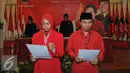 Calon kepala daerah dan wakil kepala daerah dari PDI Perjuangan melakukan sumpah janji agar setia Panca Prasetya saat acara penutupan sekolah khusus calon kepala daerah, Jawa Barat, Jumat (3/7/2015). (Liputan6.com/Herman Zakharia)