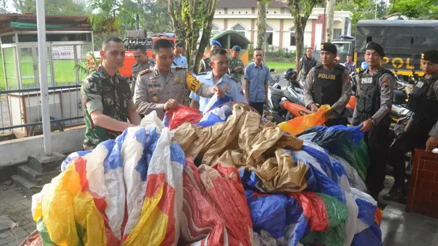Polisi dan TNI di Wonosobo menyita balon udara yang berpotensi menganggu penerbangan . (Liputan6.com/Polres Wonosobo/Muhamad Ridlo)