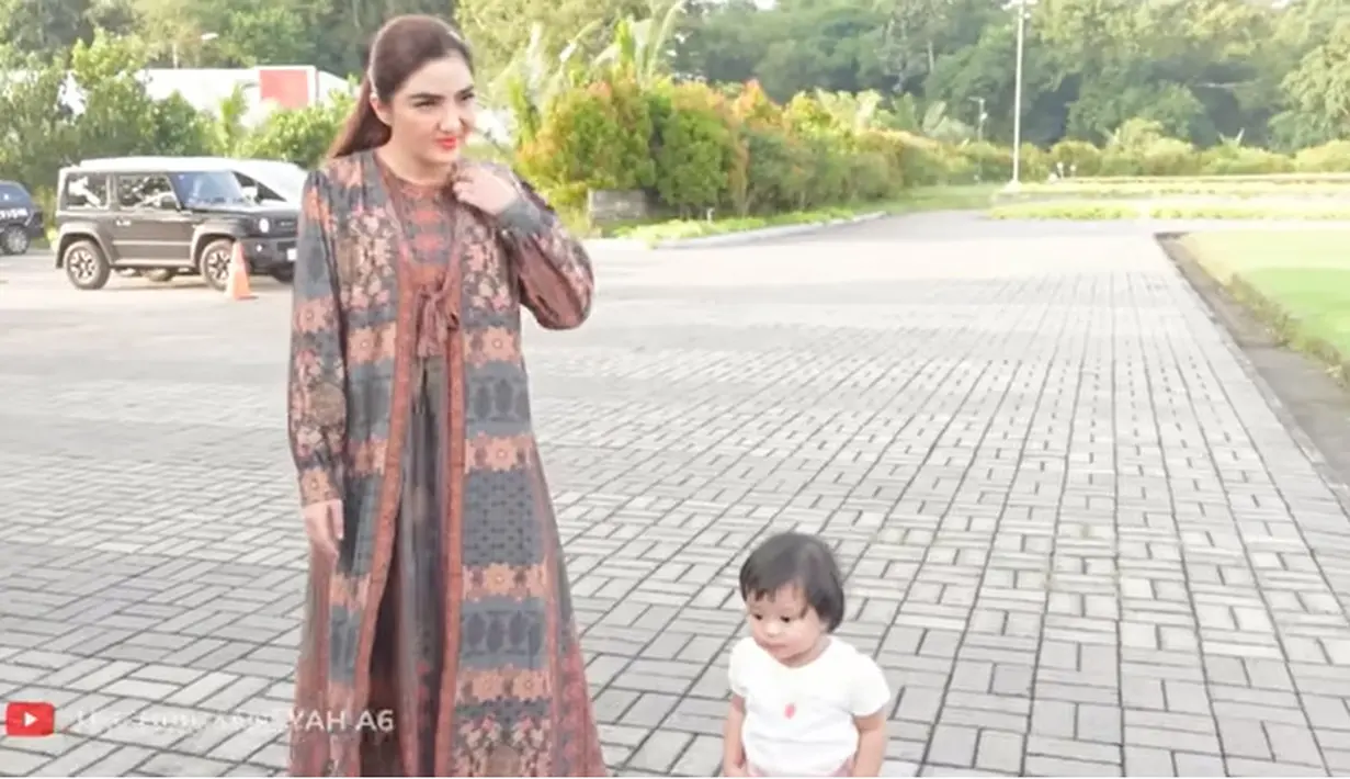 Kalau Anang dan Ashanty beserta rombongan lewat jalur darat, atau naik bus, sedangkan Aurel dan Atta Halilintar serta putrinya naik pesawat. Momen baby Ameena akhirnya bertemu dengan rombongan Anang dan Ashanty. [Youtube/The Hermansyah A6]