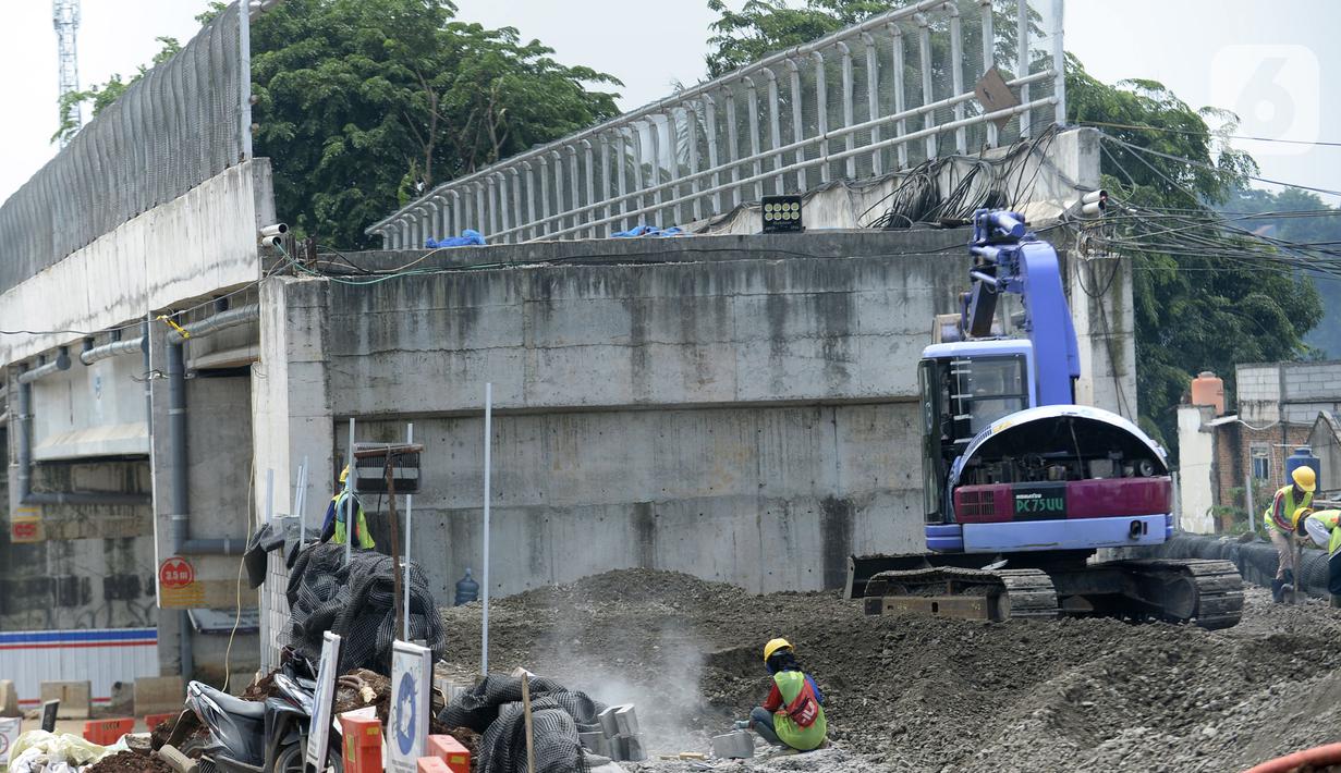 Pekerja menggunakan alat berat saat menyelesaikan proyek pembangunan jembatan di atas Jalan Tol Serpong-Cinere di Serua, Tangerang Selatan, Banten, Kamis (12/11/2020). Jembatan tersebut dibangun untuk menghubungkan jalan utama Serua dan Ciater. (merdeka.com/Dwi Narwoko)