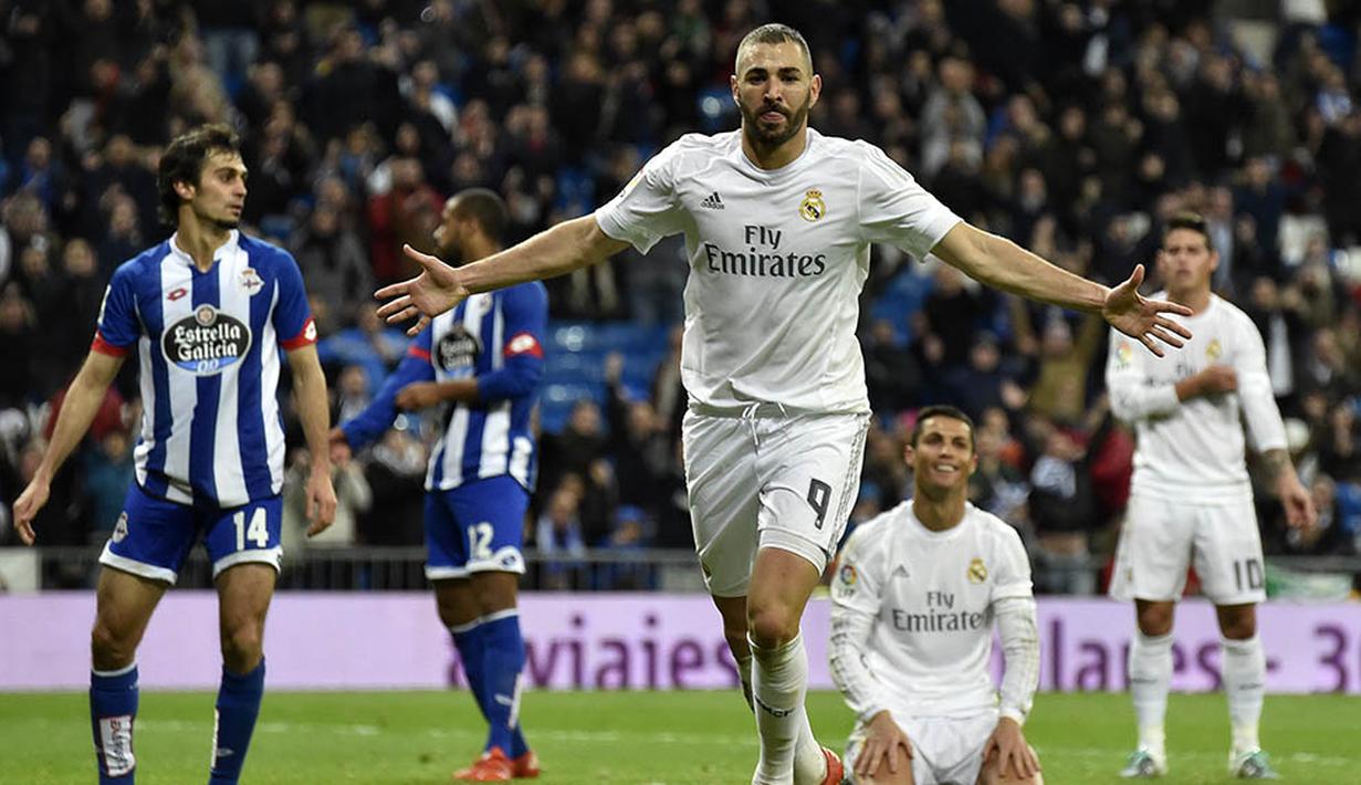 Striker Real Madrid, Karim Benzema, merayakan gol yang dicetaknya ke gawang Deportivo pada laga La Liga Spanyol. Madrid kini berada pada posisi tiga klasemen sementara. (AFP/Gerard Julien)