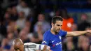 Gelandang Chelsea, Cesc Fabregas berusaha merebut bola dari pemain Qarabag, Dino Ndlovu saat bertanding pada Grup C Liga Champions di Stamford Bridge, London, Inggris (12/9). Chelsea menang telak atas Qarabag 6-0. (AP Photo/Kirsty Wigglesworth)