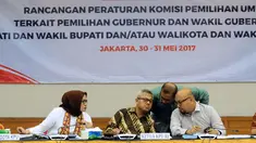 Ketua KPU, Arief Budiman (kedua kiri) bersama komisioner saat melakukan uji publik Rancangan Peraturan KPU terkait Pilgub. Pilbup dan Pilwali di Jakarta, Rabu (31/5). Uji publik dihadiri perwakilan parpol, akademisi. (Liputan6.com/Helmi Fithriansyah) 
