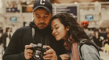 Putri Marino dan Chicco Jerikho selalu terlihat kompak saat traveling. Seperti saat keduanya sama-sama melihat ke layar kamera. Keseriusan keduanya saat memperhatikan kamera ini mencuri perhatian publik. (Liputan6.com/IG/@putrimarino)