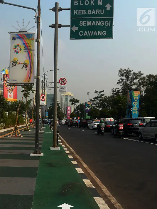 Penampakan jalur sepeda di kawasan Gelora Bung Karno (GBK), Jalan Asia Afrika, Jakarta, Selasa (31/7). Setidaknya ada 13 tiang yang menghalangi jalur sepeda di dekat Gate 1 GBK. (Merdeka.com/Imam Buhori)
