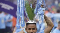 Pemain Manchester City Gabriel Jesus merayakan dengan trofi setelah memenangkan gelar Liga Inggris 2022 di Etihad Stadium, Manchester, Inggris, 22 Mei, 2022. Manchester City menjadi juara Liga Inggris usai menang 3-2 atas Aston Villa. (AP Photo/Dave Thompson)