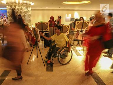 Penyandang disabilitas yang tergabung dalam ThisAble melukis pada acara Craft your Future with Chubb pada Senin (20/5/2019). Kegiatan Craft your Future with Chubb yang bertujuan untuk mengembangkan potensi tersembunyi anak-anak berkebutuhan khusus untuk berkreasi. (Liputan6.com/Fery Pradolo)