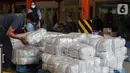 Pekerja merapikan bantuan berupa selimut untuk masyarakat NTT di Cargo Bandara Soekarno Hatta, Banten, Kamis (08/04/2021). Sebanyak dua unit tenda kompi, 1000 pcs selimut dan rendang siap saji dari mitra binaan Askrindo disalurkan untuk para pengungsi. (Liputan6.com/Pool/Askrindo)