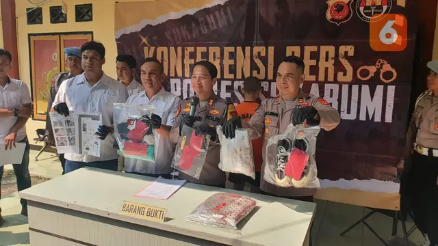 Kapolres Sukabumi AKBP Tony Prasetyo saat menunjukan barang bukti kasus pembunuhan di Pelabuhanratu (Liputan6.com/Fira Syahrin).