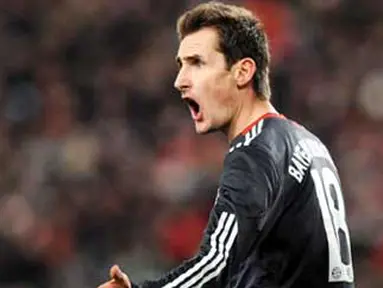 Reaksi striker Bayern Muenchen Miroslav Klose di laga lanjutan Bundesliga melawan VfB Stuttgart di Stuttgart, 19 Desember 2010. Muenchen menang 5-3. AFP PHOTO / CHRISTOF STACHE 