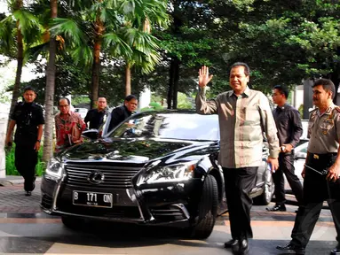 Menteri Koordinator (Menko) Bidang Perekonomian, Chairul Tanjung menjejakkan kaki di kantor KPK, Jakarta, Rabu (28/5/14). (Liputan6.com/Miftahul Hayat)