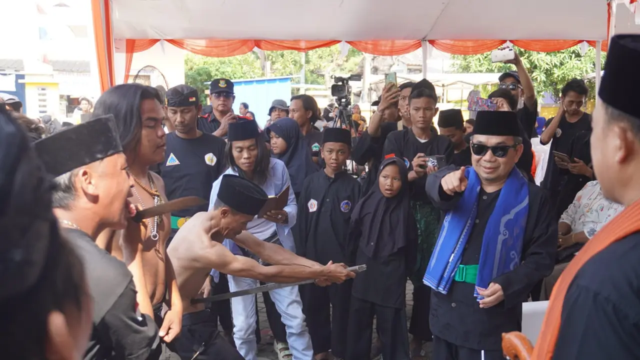 Ketua Fraksi PKS DPR RI Jazuli Juwaini membuka Festival Rampak Pencak Silat di Kota Cilegon, Banten pada Minggu (6/8/2023).