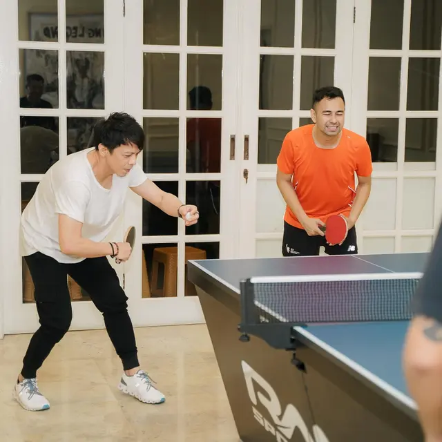7 Potret Ariel Noah dan Raffi Ahmad Main Ping-Pong Sebelum Tanding di Tinju