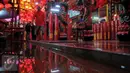 Suasana klenteng Vihara Amurva Bhumi yang sempat terendam banjir, Setiabudi, Jakarta Selatan, Minggu, (7/2/2016). Meski Vihara sempat terendam banjir tidak menyurutkan mereka untuk berdoa menyambut Tahun Baru Imlek 2567. (Liputan6.com/JohanTallo)