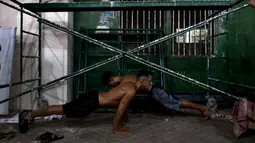 Binaragawan Palestina mempersiapkan diri sebelum kompetisi binaraga lokal di Gaza, 26 Oktober 2018. Sementara ribuan warga Palestina melakukan protes di perbatasan dengan Israel, ratusan lainnya memadati gedung olahraga untuk kompetisi. (AP/Khalil Hamra)
