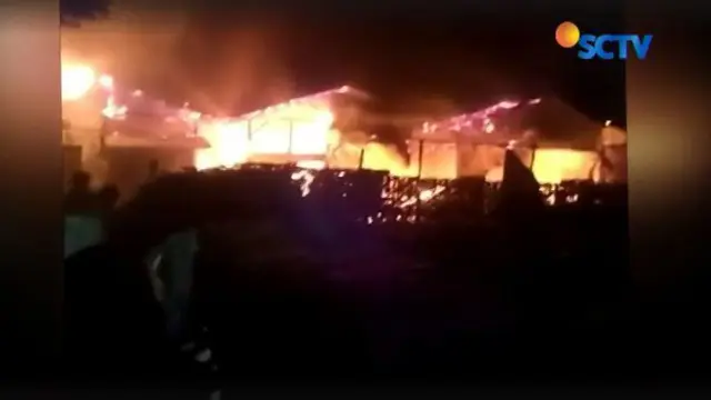 Rekaman video amatir memperlihatkan kebakaran hebat yang menghanguskan puluhan kios di Blok D Pasar Guna Karya, Kalideres, Jakarta Barat.