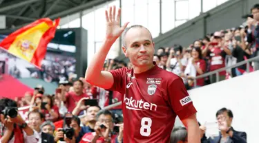 Legenda Barcelona, Andres Iniesta menyapa penggemarnya seusai resmi bergabung dengan Vissel Kobe di NOEVIR Stadium Kobe, Sabtu (26/5). Iniesta muncul di hadapan publik Jepang sejak menandatangani kontrak bersama Vissel Kobe. (Michi Ono/Kyodo News via AP)