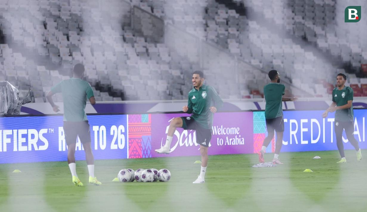 Pemain Timnas Arab Saudi melakukan sesi latihan jelang bertanding melawan Indonesia di Stadion Utama Gelora Bung Karno, Senayan, Jakarta, Senin (18/11/2024). (Bola.com/M Iqbal Ichsan)