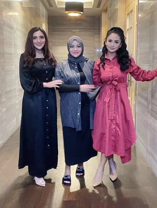 Diapit Ashanty dan Krisdayanti, Aurel Hermansyah tampil casual dengan dress hitam dengan luaran kemeja obersize. Instagram @aurelie.hermansyah