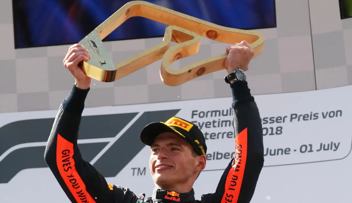 Pembalap Red Bull Max Verstappen dari Belanda mengangkat trofi di podium setelah memenangkan Grand Prix Formula Satu Austria di Red Bull Racetrack di Spielberg, Austria selatan, (1/7). Verstappen mencatatkan waktu 1:21:56,024. (AP Photo / Ronald Zak)
