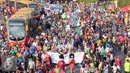 Sejumlah peserta parade membanjiri Bundaran Hotel Indonesia, Jakarta, Minggu, (6/9/2015). Parade tersebut dalam rangka memperingati Hari Pelanggan Nasional yang diperingati setiap 4 September. (Liputan6.com/Helmi Afandi) 