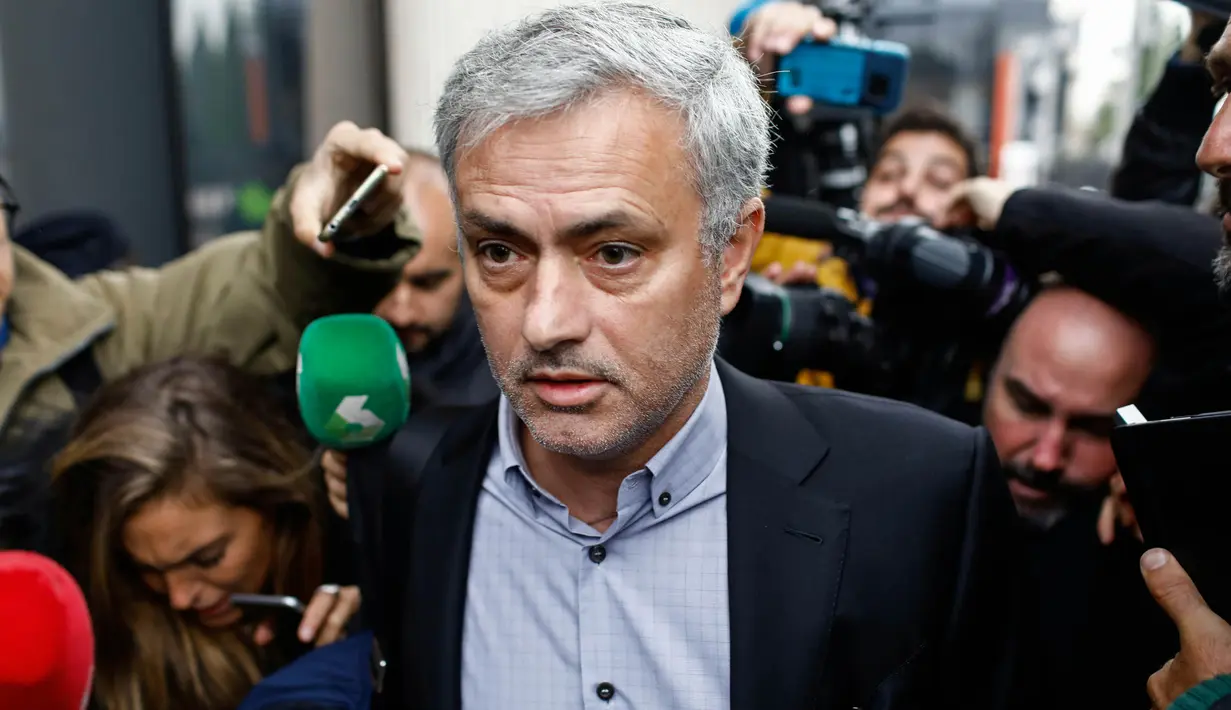Manajer Manchester United, Jose Mourinho, bersiap menjalani sidang di Gedung Pengadilan Madrid, Jumat (3/11/2017). Pria asal Portugal itu menjalani sidang terkait dugaan penggelapan pajak saat masih melatih Real Madrid. (AFP/Oscar Del Pozo)