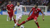 Gelandang Iran, Mehdi Taremi, menghadang laju bek Spanyol, Jordi Alba, pada laga grup B Piala Dunia di Kazan Arena, Kazan, Rabu (20/6/2018). Spanyol menang 1-0 atas Iran. (AP/Manu Fernandez)