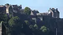 Resimen Artileri Kerajaan ke-105 menembakkan meriam untuk menandari proklamasi Raja Charles III di Kastil Edinburgh, Edinburgh, Skotlandia, Sabtu (10/9/2022). Terakhir kali acara proklamasi digelar untuk Ratu Elizabeth II pada tahun 1952 waktu usianya masih 25 tahun. (Oli SCARFF/AFP)