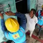 Karyawan PT PLN (Persero) tengah memasang meteran listrik di salah satu rumah warga Natuna, Kepulauan Riau. (Foto: Humas PLN)