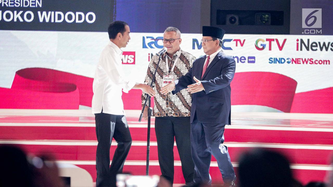 Peluk Hangat Jokowi dan Prabowo Awali Debat Kedua Capres