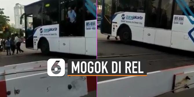 VIDEO: Transjakarta Mogok di Rel Halimun, Penumpang Berhamburan Keluar