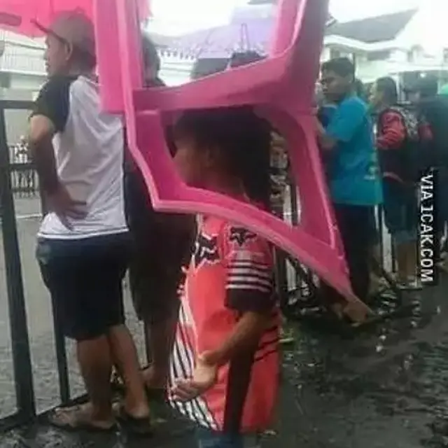 6 Potret Orang Akali Benda Jadi Payung Ini Kocak, Ide Cemerlang saat Kepepet