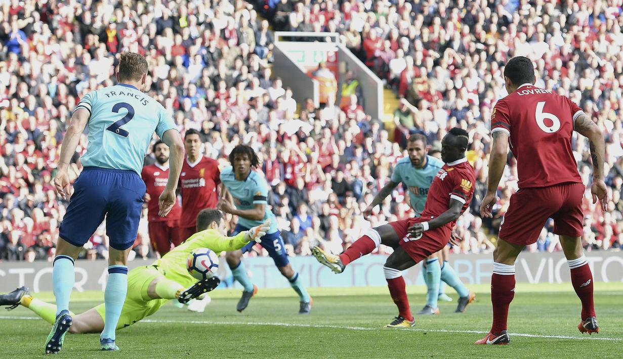 Aksi pemain Liverpool, Sadio Mane membuka keunggulan timnya atas AFC Bournemouth pada laga Premier League di di Anfield stadium, Liverpool,(14/4/2018). Liverpool menang 3-0. (Anthony Devlin/PA via AP)