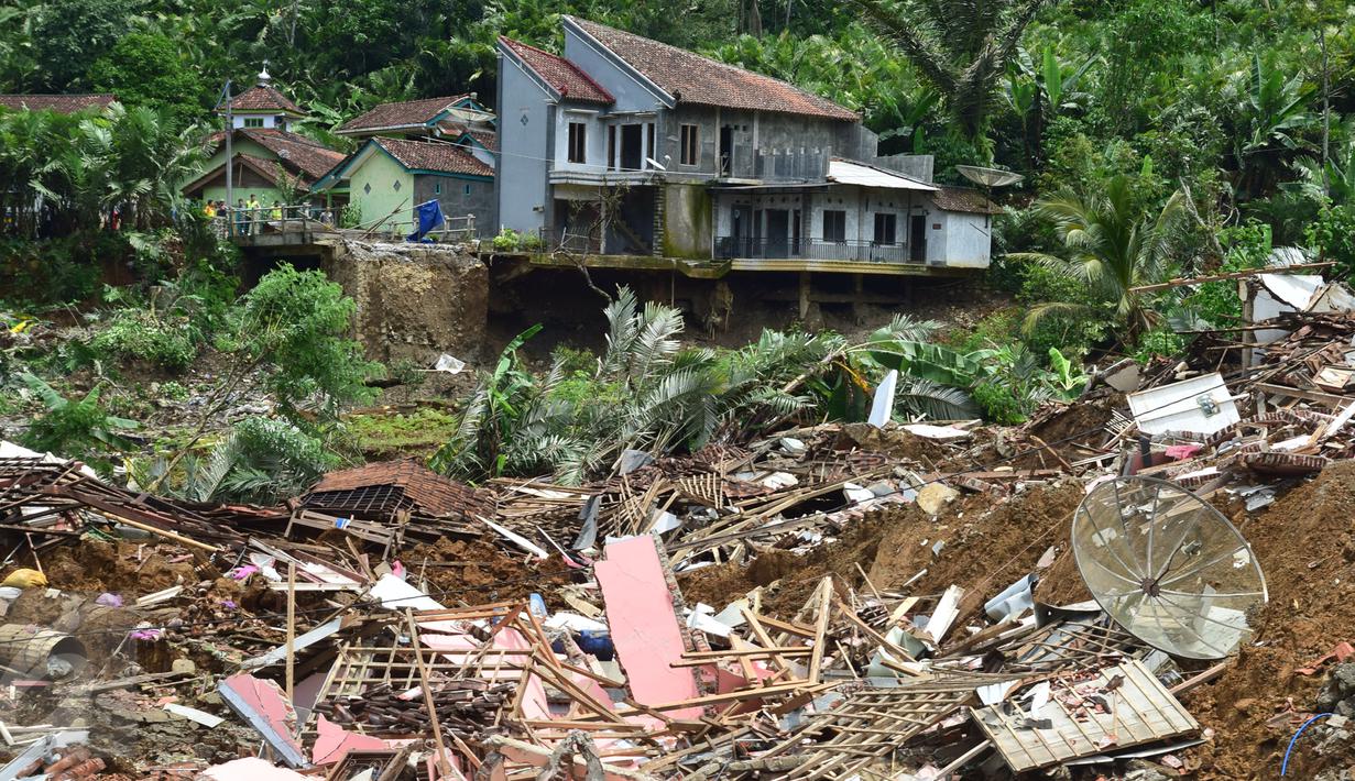 Puing-puing berserakan di lokasi bencana longsor di Desa Clapar, Kecamatan Madukara, Banjarnegara, Jawa Tengah, Rabu (30/3). Sebagian warga mengungsi ke tempat aman dan diperkirakan longsoran menutup lahan kebun buah salak seluas 60 hektar. (Foto: Gholib)