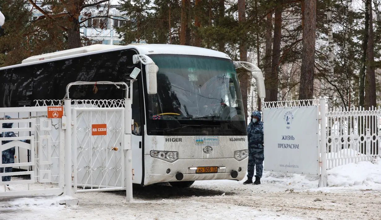 Sebuah bus terparkir di pintu masuk sanatorium di Bogandinsky, Tyumen, Siberia, Rusia, Rabu (5/2/2020). Seluruh warga yang dievakuasi Rusia dari Wuhan menyusul wabah virus corona akan dikarantina selama dua minggu di Siberia. (AP Photo/Maxim Slutsky)