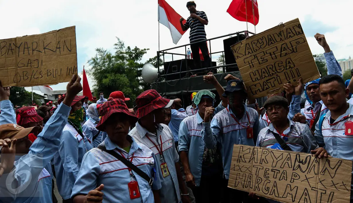 Aksi puluhan AMT (Awak Mobil Tangki) saat melakukan mogok kerja dan unjuk rasa di Depot Pertamina Plumpang, Jakarta, Selasa (1/11). Massa menuntut perusahaan menghapus sistem outsourcing dan membayar upah lembur mereka. (Liputan6.com/Faizal Fanani)
