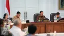 Presiden Joko Widodo didampingi Wakil Presiden Jusuf Kalla memimpin rapat terbatas di Kantor Presiden, Komplek Istana Kepresidenan, Jakarta, Jumat (11/12). Rapat membahas persiapan penyelenggaraan Asian Games XVIII tahun 2018. (Liputan6.com/Faizal Fanani)