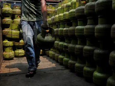Pekerja membongkar muat elpiji tiga kg di agen elpiji Karet Kuningan, Jakarta, Selasa (26/5/2015). Untuk menghindari subsidi yang tidak tepat sasaran, Pertamina melabeli gas tiga Kg dengan "Hanya untuk Masyarakat Miskin". (Liputan6.com/Johan Tallo)