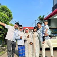 Fuji dan sang ibu terlihat kembar dalam baju muslim. Sementara ayah, kedua kakak laki-laki, dan Gala Sky kompak dalam baju koko berwarna biru [@fuji_an]