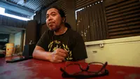 Koordinator Green Nord, Husin Ghozali memberikan keterangan&nbsp;kepada&nbsp;wartawan di Warkop Pitu Likur, Wonokromo, Surabaya, Selasa (11/10/2022). (Bola.com/Bagaskara Lazuardi)