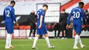 Para pemain Chelsea meninggalkan lapangan pertandingan usai kalah dari Sheffield United pada pekan ke-35 Liga Inggris di Bramall Lane, Minggu (12/7/2020) dini hari WIB. Chelsea dihajar 0-3 oleh Sheffield United. (Peter Powell/Pool via AP)