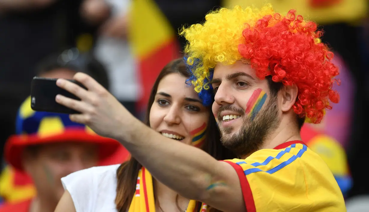 Dua Suporter Rumania melakukan selfie sebelum menonton laga grup B Prancis melawan Rumania di Stade de France, Saint-Denis, (10/6/2016). (AFP/Miguel Medina).  (AFP/Francisco Leong)
