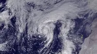 Badai Mengerikan yang Langka Terbentuk di Samudera Atlantik (The Guardian)