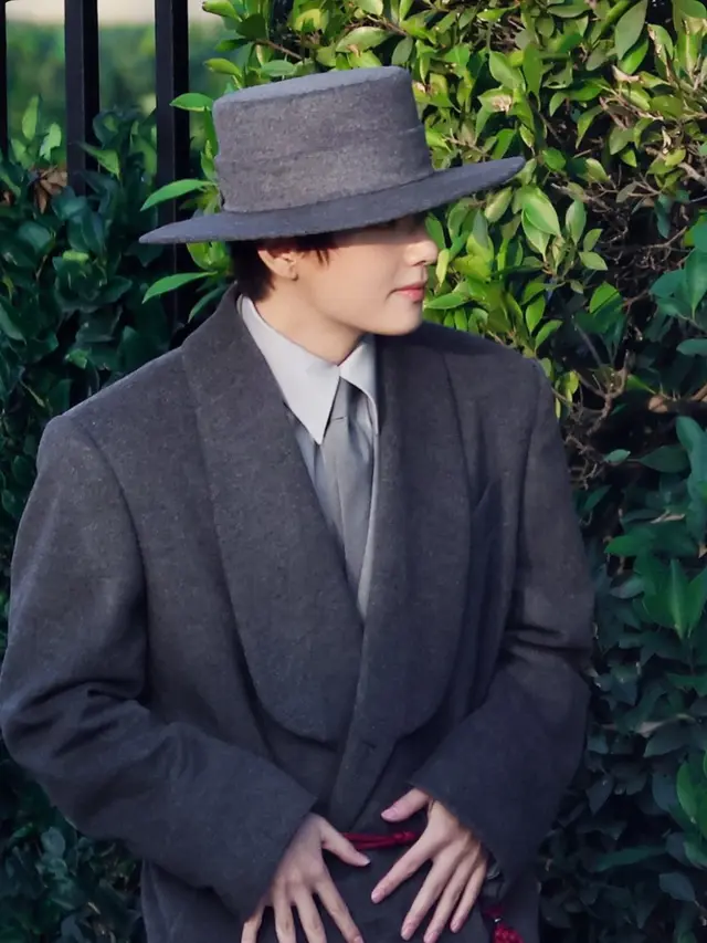 V BTS saat hadir Vogue World Hollywood dengan setelah abu-abu. [@thv]